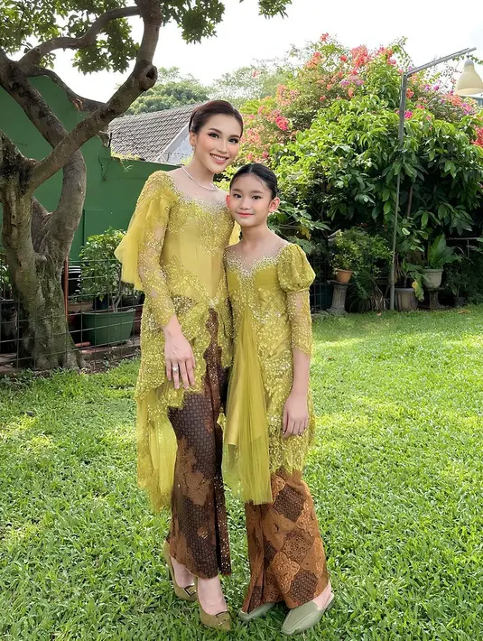 Ayu Ting-Ting dan Bilqis terlihat menawan dengan kebaya hijau neon dan kebaya cokelat tua [@ayutingting92]