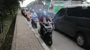 Sejumlah pengendara motor melawan arah saat terjadi kemacetan di Jalan Daan Mogot, Jakarta, Jumat (23/3). Tindakan tersebut dapat membahayakan diri sendiri dan pengendara yang lain. Selain itu juga menambah kemacetan. (Liputan6.com/Arya Manggala)