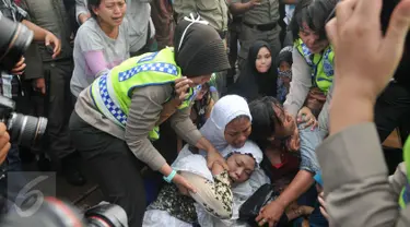 Sejumlah ibu-ibu histeris saat petugas berusaha membubarkan aksi mereka pada penggusuran di Pasar Ikan, Penjaringan, Jakarta, Senin (11/4). Warga yang didominasi perempuan itu ikut menolak penggusuran kawasan tersebut. (Liputan6.com/Gempur M Surya)