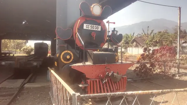 Sebuah bangkai kereta api Legendaris yang dikenal masyarakat Garut, 'Si Gomar' nampak terlihat di samping perlintasan Stasiun Cibatu, Garut