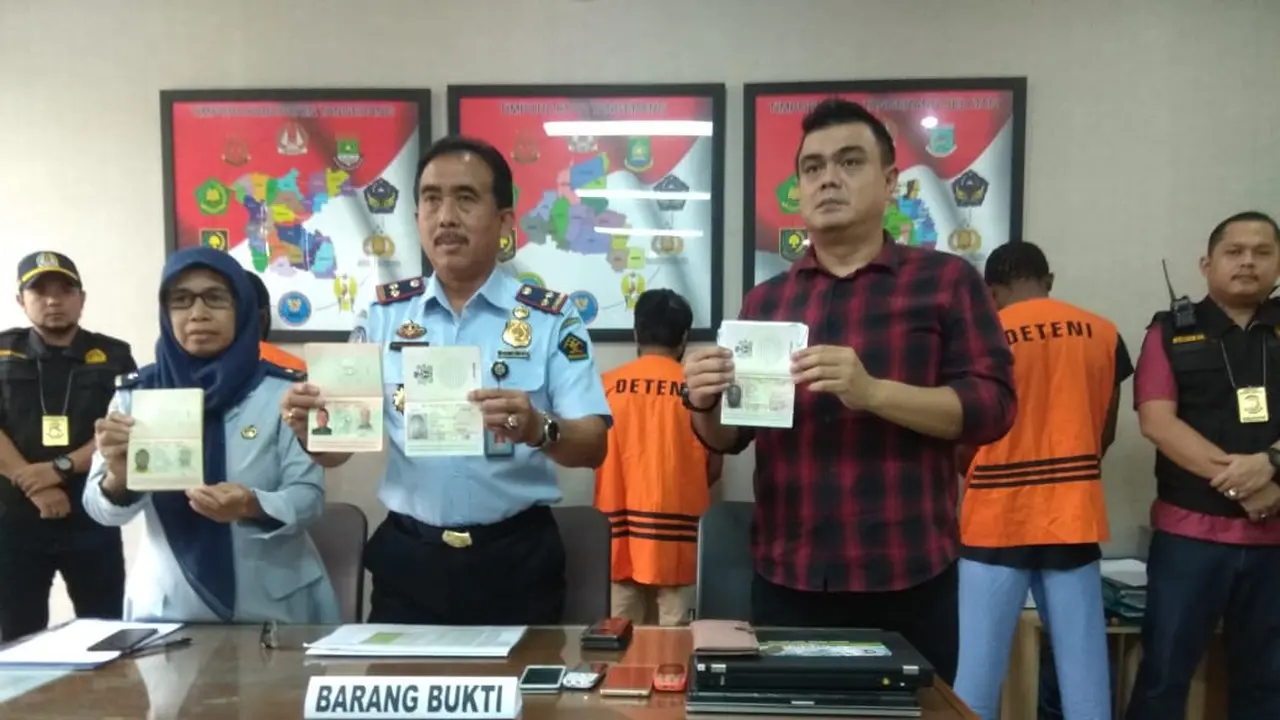 Dua warga negara asing yang tinggal di Tangerang, tertangkap sebagai pelaku kejahatan media sosial. (Liputan6.com/Pramita Tristiawati)