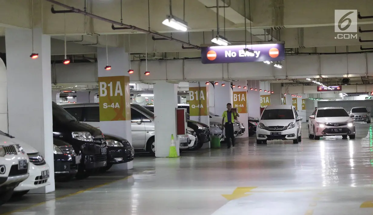 Mobil mencari tempat parkir di pusat perbelanjaan Jakarta, Jumat (11/8). Untuk mengerem pemakaian kendaraan pribadi, Pemprov DKI berencana menaikkan tarif parkir mobil hingga Rp50 ribu untuk sekali parkir pada tahun ini. (Liputan6.com/Immanuel Antonius)