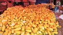 Pedagang timun suri menunggu pembeli di pasar Induk, Kramat Jati, Jakarta, Senin (5/7). Harga timun suri dijual dengan kisaran Rp12-15 ribu untuk per kilogramnya. (Liputan6.com/Yoppy Renato)