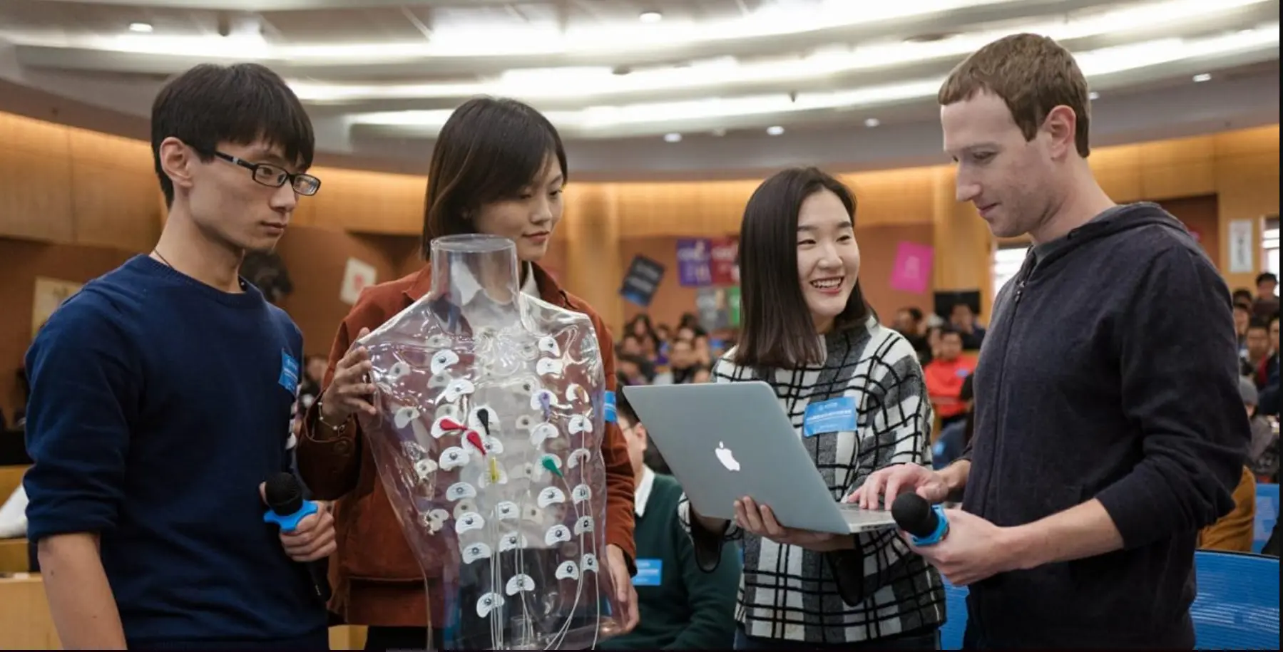 CEO Facebook Mark Zuckerberg bersama mahasiswa Tsinghua School of Economics and Management. (Foto: Facebook Mark Zuckerberg)