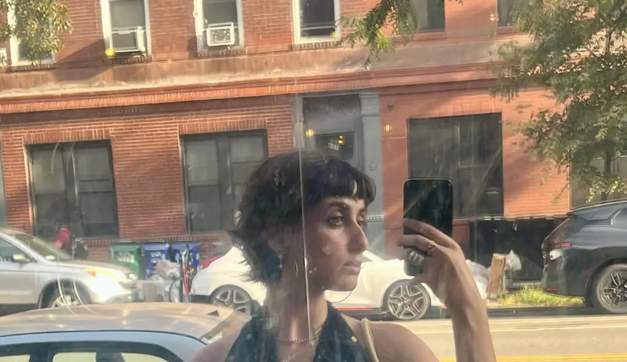 Ia memiliki gaya urban moden yang begitu modis. Bahkan tampilannya juga hadirkan pesona yang begitu memikat.  (Foto: Instargam/ Rama Duwaji)