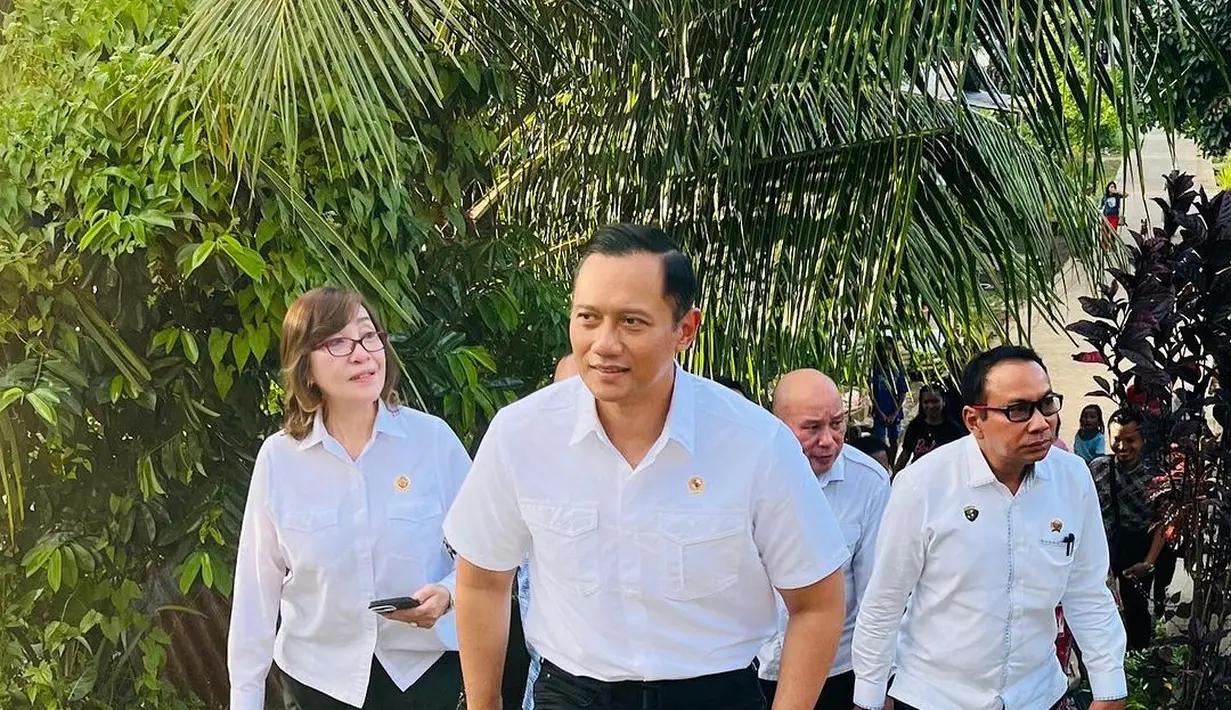 Menyusuri rumah warga, AHY memilih kenakan sneakers hitam polos yang jadi salah satu koleksinya [@agusyudhoyono]