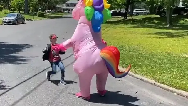 nenek gunakan kostum unicorn saat peluk cucu