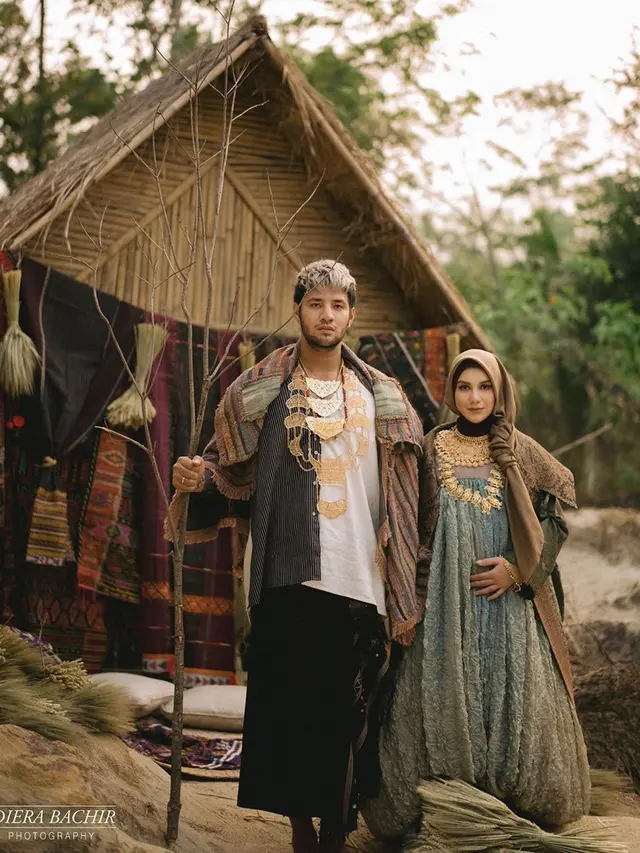 6 Potret Maternity Shoot Irish Bella Bertema Etnik dalam Balutan Hijab Tradisional
