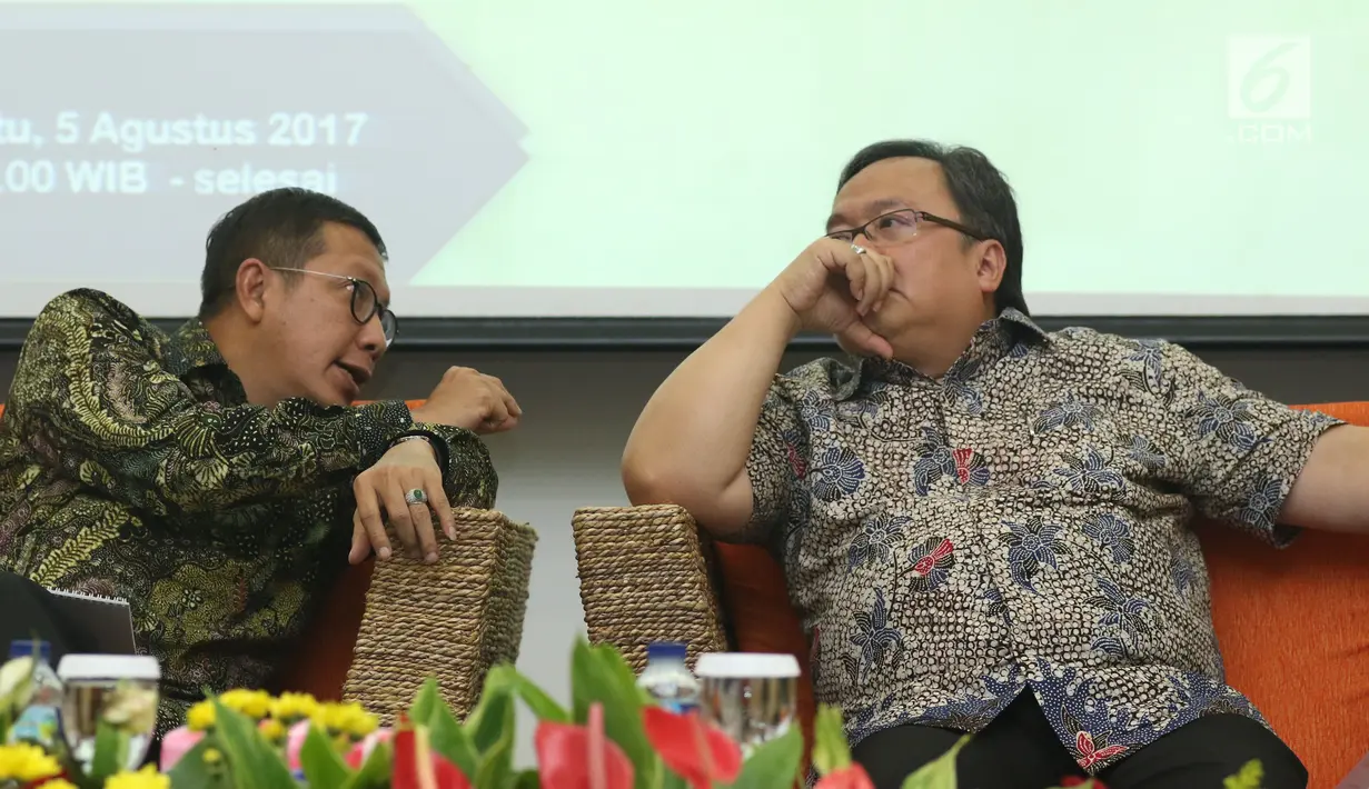 Menteri Agama, Lukman Hakim Saifuddin (kiri) berbincang dengan Menteri PPN/Kepala Bappenas, Bambang Brodjonegoro saat diskusi Manfaat Investasi Dana Haji Untuk Umat di gedung Kemkoinfo, Jakarta, Sabtu (5/8). (Liputan6.com/Helmi Fithriansyah)