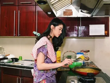 Shani JKT48 pernah unggah momen memasak di rumah. Gaya Shani sangat sederhana dengan memakai daster. Kapten JKT48 New Era ini terlihat cantik memesona meski tampil dengan daster. (Liputan6.com/IG/jkt48shani)