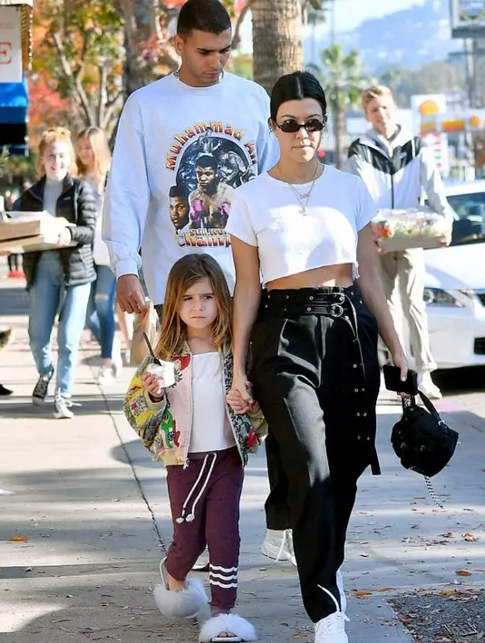 Tentu saja momen itu sangat menghangatkan hati. Mengingat Younes bisa mengambil hati anak-anak Kourtney. (Daily Mail)