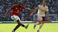 Penyerang Manchester United (MU), Bryan Mbeumo, dibayangi winger Arsenal, Gabriel Martinelli, dalam laga pekan pertama Premier League 2025/2026 di Old Trafford, Minggu (17/8/2025) malam WIB. MU kalah 0-1 dari Arsenal dalam laga ini. (Paul ELLIS / AFP)