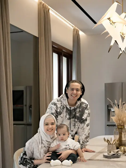 Cut Meyriska juga menceritakan gejala awal yang dirasakan Roger. Dimulai dari flu dan demam. Awalnya Cut melakukan berbagai usaha untuk menyembuhkan sang suami. (Instagram/rogerojey)