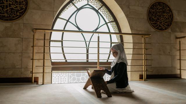 Ilustrasi Islami, muslimah, membaca, belajar, hadis