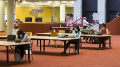 Orang-orang yang memakai masker menjaga jarak saat belajar di sebuah perpustakaan di Toronto, Kanada (24/8/2020). Tahap ketiga rencana pembukaan kembali Perpustakaan Umum Toronto dimulai pada Senin (24/8). (Xinhua/Zou Zheng)