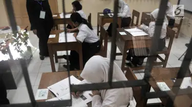 Siswa Sekolah Menengah Pertama Luar Biasa (SMPLB) Kategori B atau tunarungu saat mengerjakan Ujian Nasional Kertas Pensil (UNKP) di SLB Negeri 7 Jakarta, Selasa (24/4). UNKP di SLB tersebut diikuti oleh delapan peserta. (Merdeka.com/Iqbal Nugroho)