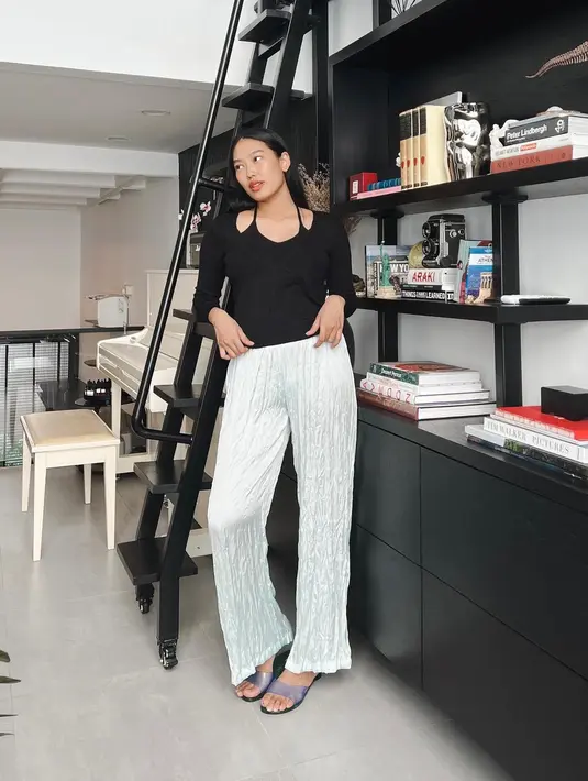 Dalam potret terbarunya banyak yang memuji penampilan Alika Islamadina yang tampil langsung usai hamil anak pertama. (FOTO: instagram.com/alikaislamadina/)