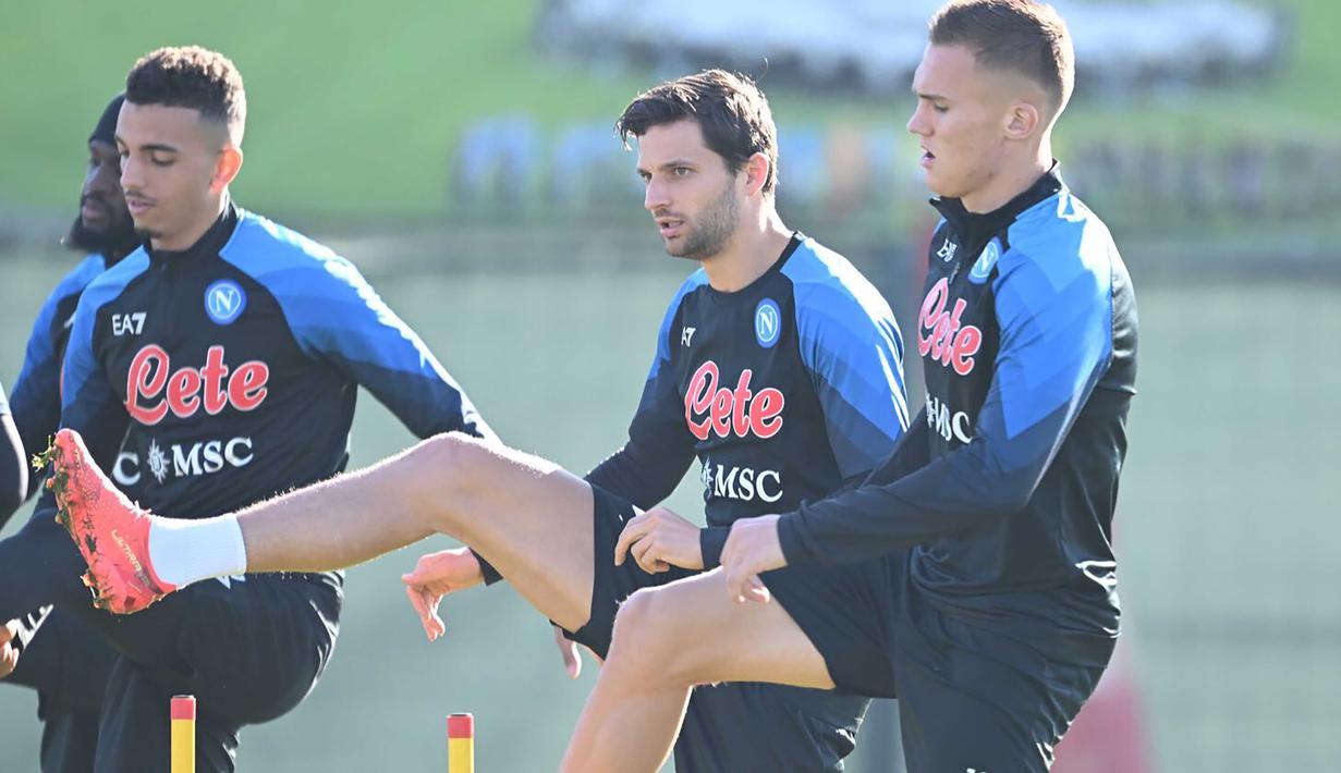 Bek kanan Napoli, Bartosz Bereszynski (tengah) menjalani sesi latihan pertama di markas Napoli (7/1/2023). Pemain Polandia berusia 30 tahun yang baru membela Napoli pada Januari 2023 dengan status pinjaman dari Sampdoria ini tercatat pernah membawa dua klub Polandia, Lech Poznan dan Legia Warsawa menjuarai Liga Polandia (Ekstraklasa). (twitter sscnapoli)