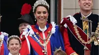 Momen Pangeran Louis heboh menonton formasi dibentuk dari helikopter dan tim Red Arrows di Istana Buckingham saat penobatan Raja Charles III, ia bersama ayah, ibu, dan kakaknya dalam foto ini. (Foto: IG Entertainment)