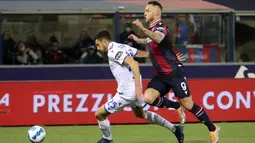 Pemain Bologna Marko Arnautovic (kanan) berebut bola dengan pemain Sampdoria Alex Ferrari pada pertandingan Serie A di Stadion Renato Dall'Ara, Bologna, Italia, 11 April 2022. Bologna menang 2-0. (Michele Nucci/LaPresse via AP)