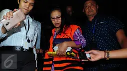 Damayanti Wisnu Putranti enggan menjawab pertanyaan wartawan usai diperiksa KPK, Jakarta, Senin (29/2/2016). Damayanti diperiksa KPK terkait kasus suap proyek di Kementerian Pekerjaan Umum dan Perumahan Rakyat. (Liputan6.com/Helmi Afandi)