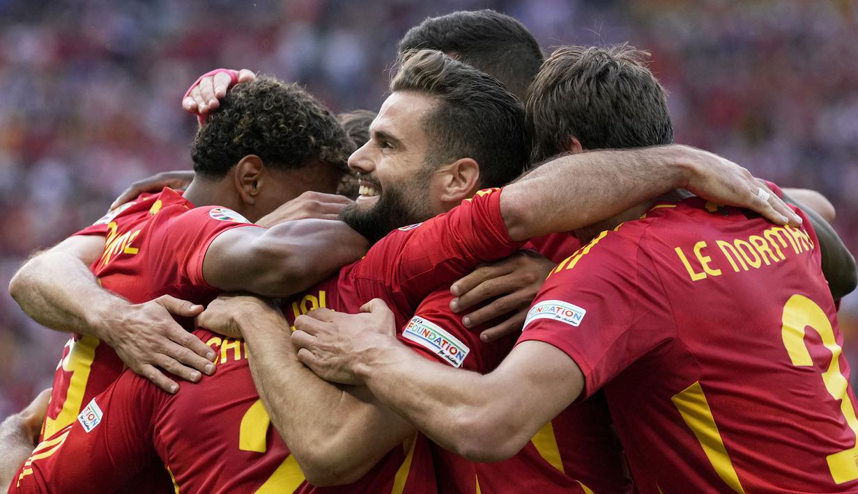 Selebrasi para pemain Timnas Spanyol merayakan gol ketiga ke gawang Timnas Kroasia yang dicetak Dani Carvajal pada laga Grup B Euro 2024 di Olympiastadion, Berlin, Jeman, Sabtu (15/6/2024). (AP Photo/Sergei Grits)