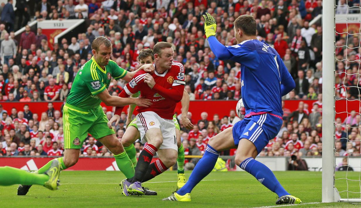 Proses terjadinya gol yang dicetak pemain Manchester United, Wayne Rooney ke gawang Sunderland pada laga Liga Inggris di Stadion Old Trafford, Manchester, Sabtu (26/9/2015). (Action Images via Reuters/Jason Cairnduff)