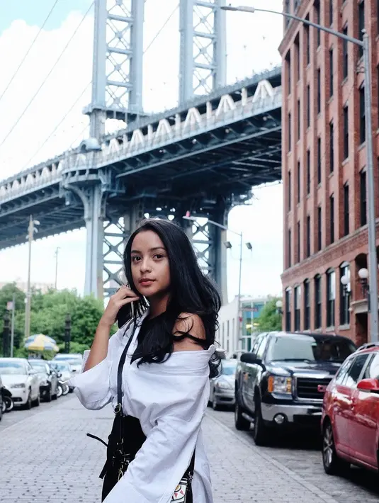 Tak hanya soal pakaian, Kaneishia Yufuf juga menempatkan aksen hitam pada tas. Sedangkan baju yang ia kenakan bernuansa putih cerah, rambut hitamnya juga memperkuat kesan monokrom. (Liputan6.com/IG/@kaneishiayusuf05)
