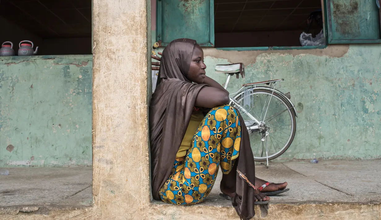 Salah satu penduduk Kota Gwoza saat berada di kamp Pengungsian Internal (IDP) di kota Gwoza, Nigeria timur laut, (1/8). (AFP Photo/Stefan Heunis)