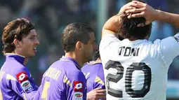 Kekecewaan striker Juventus Luca Toni (kanan) setelah gagal mencetak gol ke gawang Fiorentina dalam lanjutan Serie A di Artemio Franchi, 17 April 2011. Skor 0-0. AFP PHOTO / ANDREAS SOLARO