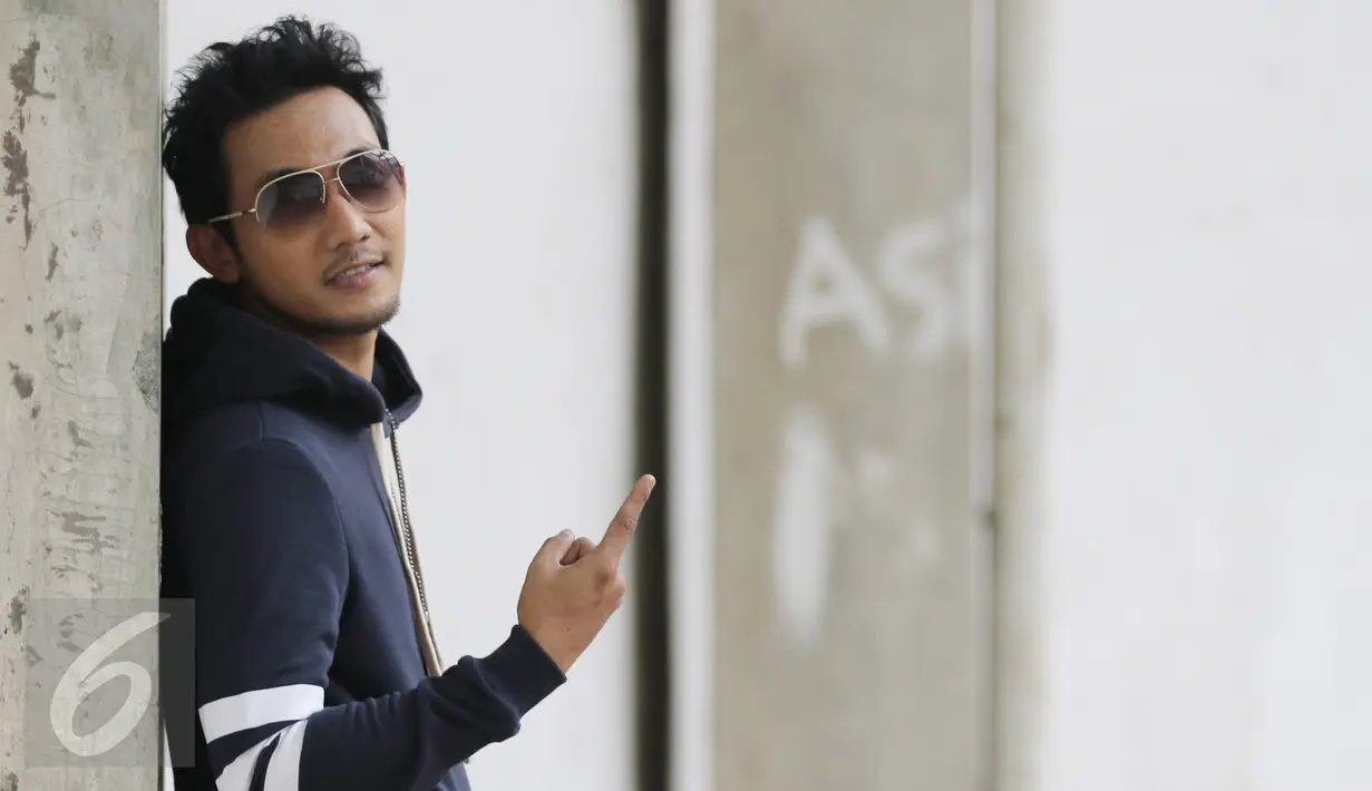 Sandy Canester banyak mencipta lagu untuk sesama rekan penyanyi lainnya. Singel pertamanya yang berjudul Cemburu adalah salah satu lagu yang terdapat dalam film Dealova. Foto diambil pada 29 Oktober 2015. (Liputan6.com/Herman Zakharia)
