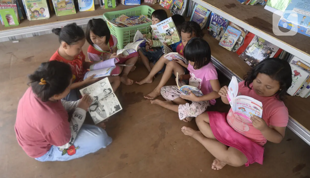<p>Anak-anak membaca buku di Taman Baca milik Karang Taruna Tunas Karya, Kampung Cibarengkok, Desa Pengasinan, Gunung Sindur, Kabupaten Bogor, Senin (24/8/2020). Taman Baca yang didirikan pada masa pandemi COVID-19 ini untuk hiburan serta meningkatkan pengetahunan anak-anak. (merdeka.com/Dwi Narwoko)</p>