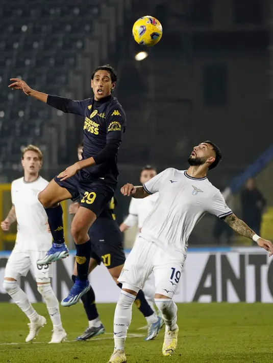 Bertanding di kandang lawan, Lazio berhasil memimpin babak pertama. Di samping itu, Lazio berhasil membawa klubnya unggul di menit ke-9 melalui Matteo Guendouzi. (Marco Bucco/LaPresse via AP)