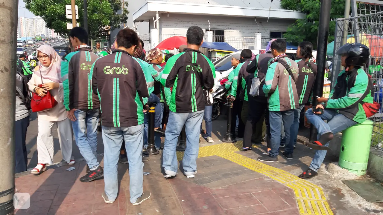 Driver ojek online menunggu penumpang di dekat Stasiun Tanah Abang, Jakarta Pusat.
