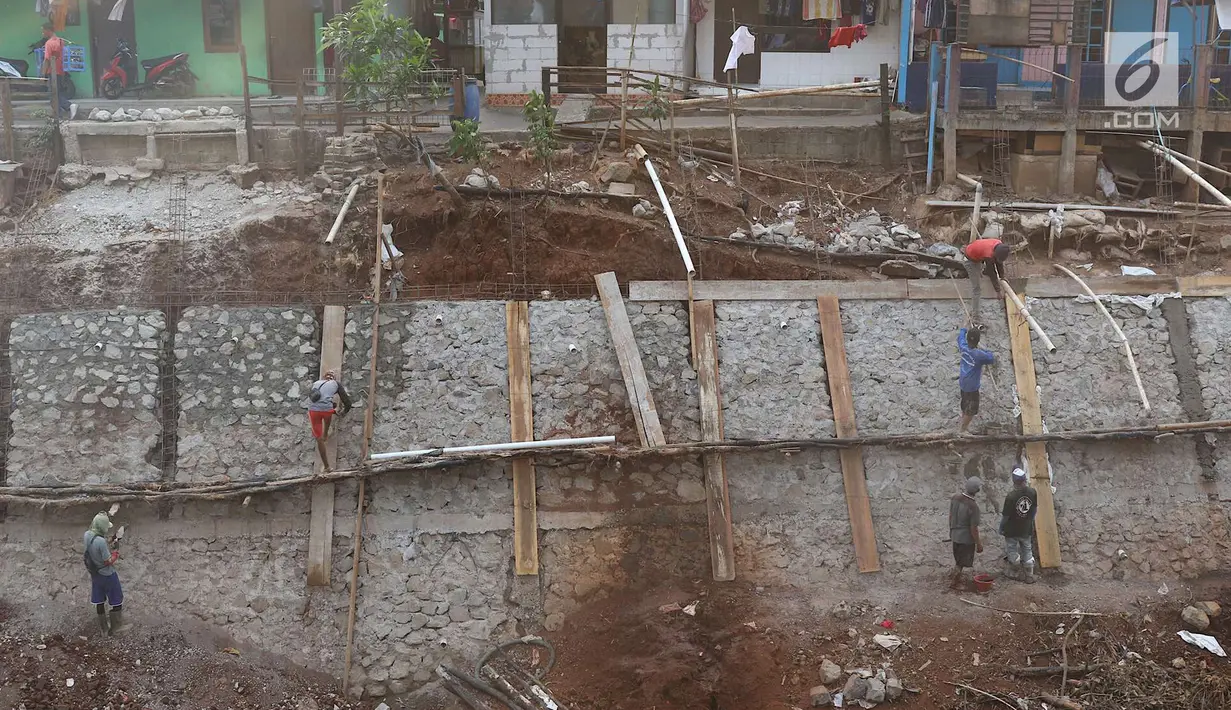 Aktivitas pekerja saat membangun turap di bantaran Kali Cijantung, Jakarta Timur, Kamis (11/10). Pembangunan turap bertujuan mencegah longsor yang dapat membahayakan warga sekitar. (Liputan6.com/Immanuel Antonius)