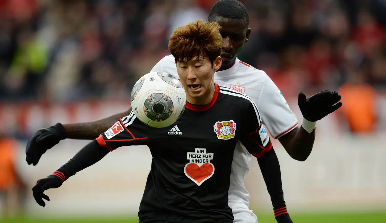 Son Heung-min. Pemain sayap berusia 29 tahun yang kini memasuki musim ketujuhnya di Tottenham Hotspur ini sebelumnya memperkuat Hamburg dan Bayer Leverkusen di Liga Jerman saat berusia di bawah 23 tahun. Ia mampu mencetak total 41 gol mulai musim 2010/2011 hingga 2015/2016. (AFP/Patrik Stollarz)