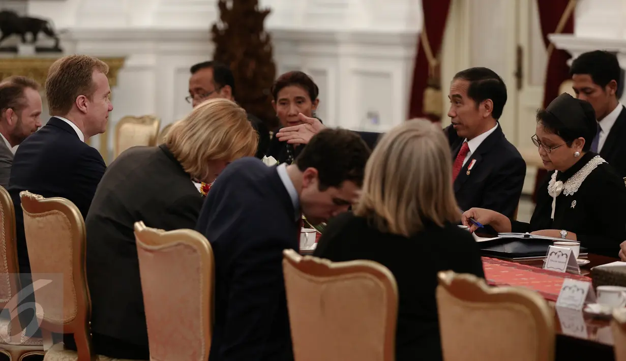 Presiden Jokowi didampingi sejumlah menteri memimpin pertemuan dengan Menlu Norwegia Borge Brende beserta delegasi di Istana Merdeka, Jakarta, Selasa (31/5/2016). Pertemuan tersebut membahas tentang ekonomi dan perikanan. (Liputan6.com/Faizal Fanani)