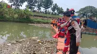 Petugas Kaget Temukan Mayat Pria Membusuk di Banjir Kanal Timur Cilincing, Awalnya Disangka Boneka