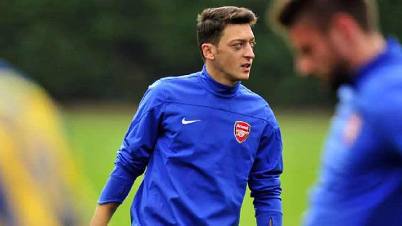 mesut-ozil-131016b.jpg