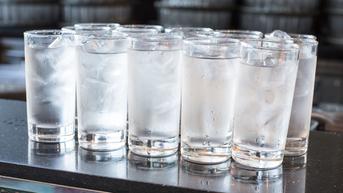 Minum Air Putih Dingin Atau Hangat? Simak Penjelasannya