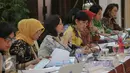 Sembilan orang anggota Pansel KPK mewawancarai calon pimpinan KPK, Giri Suprapdiono di Gedung Sekretariat Negara, Jakarta, Selasa (25/8/2015). Pada hari ini tujuh capim KPK mengikuti wawancara tahap akhir. (Liputan6.com/Faizal Fanani)