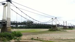 Sungai mengering diduga imbas akumulasi perubahan iklim.(AFP/Damien Meyer)