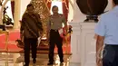 Kapolri Komjen Badrodin Haiti (kanan) saat akan menemani Presiden Joko Widodo melakukan konferensi pers di Istana Merdeka, Jakarta, Rabu (25/2/2015). (Liputan6.com/Faizal Fanani)