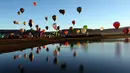 Balon udara terbang di atas kota selama Festival Balon Udara Internasional ke-21 di Leon, negara bagian Guanajuato, Meksiko, 18 November 2023. (ULISES RUIZ/AFP)