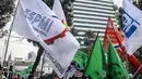 Para buruh juga terlihat membawa spanduk dan bendera bertuliskan KSPI, FSPMI, SPN, dan lainnya di depan Balaikota, Jakarta, Rabu (22/10/14). (Liputan6.com/Faizal Fanani) 