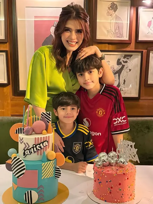 <p>Rambut panjang coklatnya ditata ikat belakang updo, dengan poni belah dua. Tampak ia pun mengenakan beberapa perhiasan gelang dan cincin nya. [@carissa_puteri]</p>