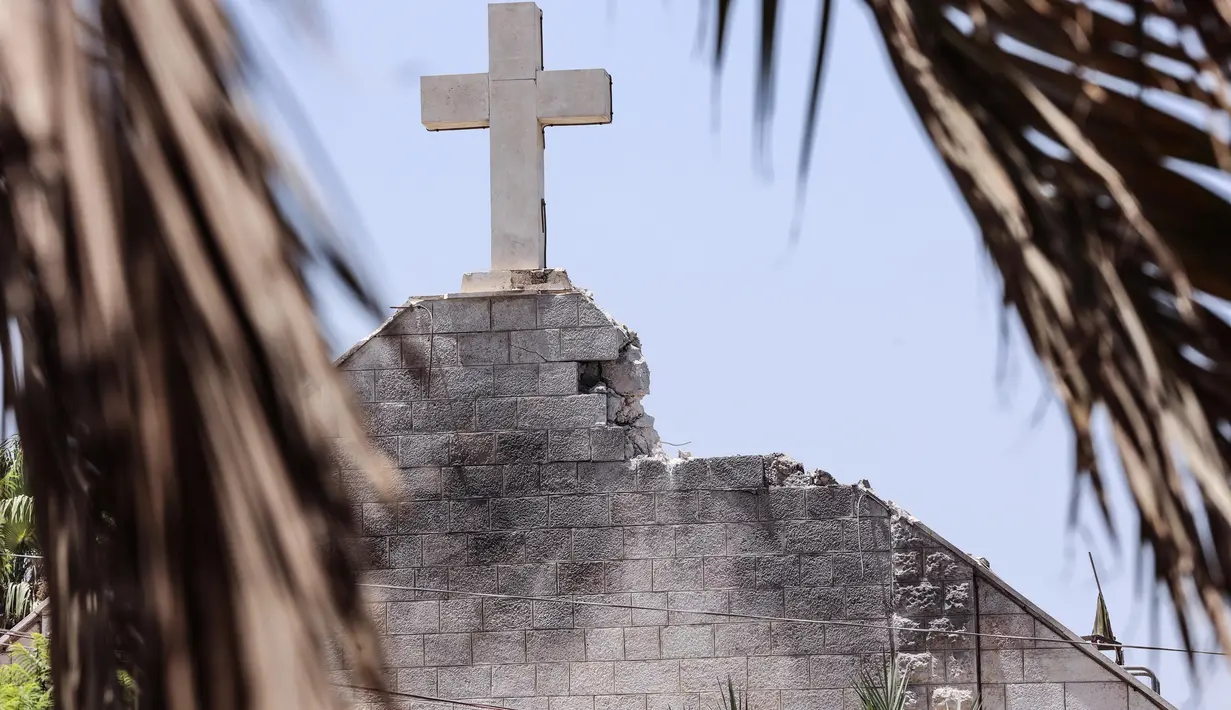 Patriarkat Latin Yerusalem, yang memiliki yurisdiksi atas umat Katolik ritus Latin di Gaza, mengatakan bahwa Gereja Keluarga Kudus diserang oleh Israel pada Kamis 17 Juli 2025 pagi waktu setempat. (Omar AL-QATTAA/AFP)