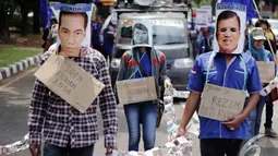 Jaringan Buruh Migran Indonesia menggelar aksi unjuk rasa mendesak Presiden Jokowi untuk segera mewujudkan perlindungan bagi pekerja/buruh migran di Istana Negara, Jakarta, Kamis (18/12/2014). 