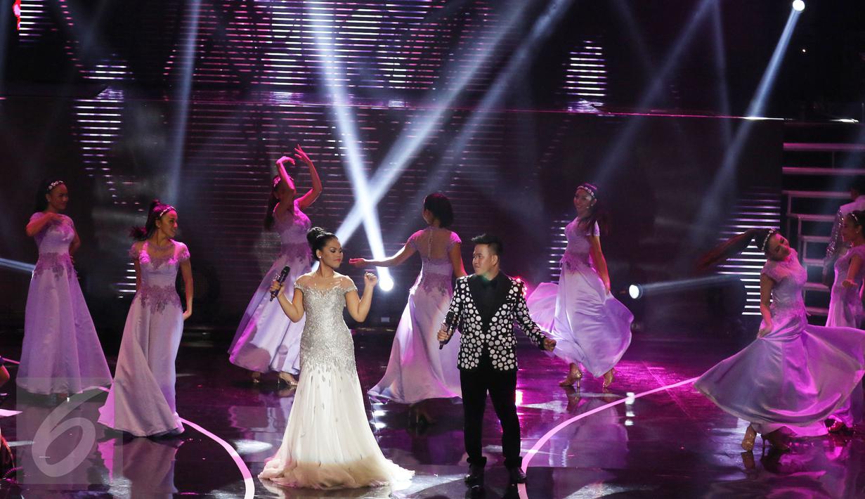 Penampilan Ical dan Weni dalam konser grand final D'Academy 3 di Jakarta, Jumat (21/05/2016). Meski pada konser grand final pertama ini Ical menempati posisi pertama voting tetapi penentuan juara akan digelar minggu depan. (Liputan6.com/Herman Zakharia)