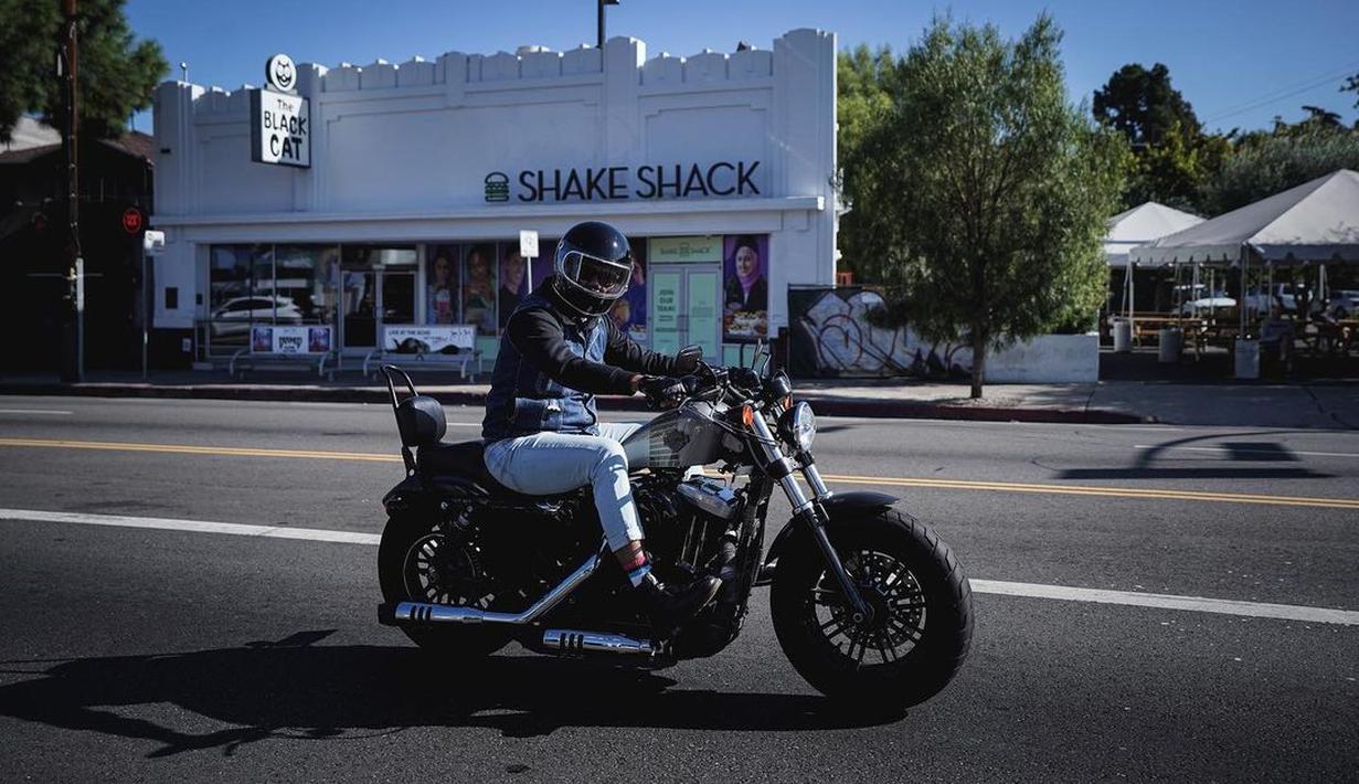 Soleh Solihun saat berada di Amerika Serikat bareng The Prediksi. (Foto: Instagram/solehsolihun)